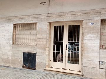 Monoambiente amoblado con renta sobre Av. Alberdi.