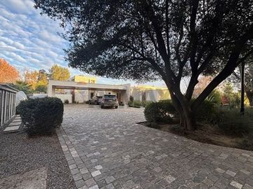 Casa con gran entorno en Brisas de Chicureo