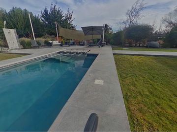 Casa con gran entorno en Brisas de Chicureo