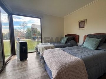 Casa con gran entorno en Brisas de Chicureo