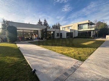 Casa con gran entorno en Brisas de Chicureo