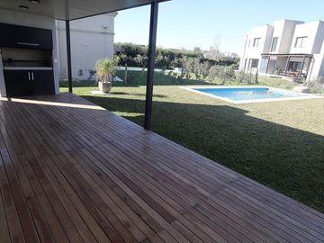 ALQUILER CASA UNA PLANTA/ BARRIO HARAS SANTA MARÍA