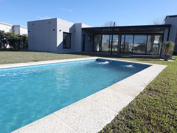 ALQUILER CASA UNA PLANTA/ BARRIO HARAS SANTA MARÍA