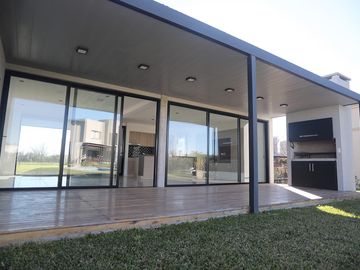 ALQUILER CASA UNA PLANTA/ BARRIO HARAS SANTA MARÍA