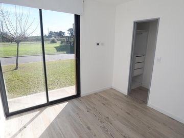ALQUILER CASA UNA PLANTA/ BARRIO HARAS SANTA MARÍA