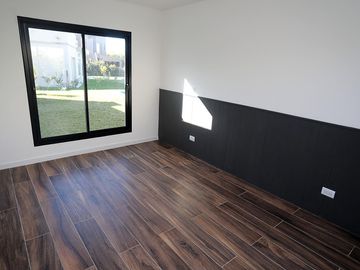 ALQUILER CASA UNA PLANTA/ BARRIO HARAS SANTA MARÍA