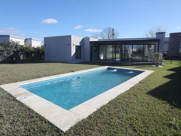 ALQUILER CASA UNA PLANTA/ BARRIO HARAS SANTA MARÍA