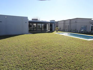 ALQUILER CASA UNA PLANTA/ BARRIO HARAS SANTA MARÍA