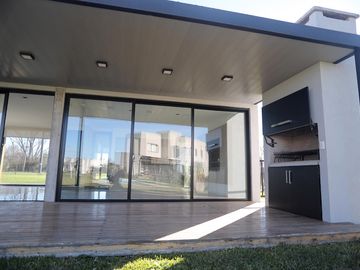 ALQUILER CASA UNA PLANTA/ BARRIO HARAS SANTA MARÍA
