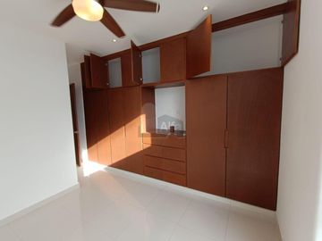 Casa en Renta 4 recs, 4 baños y cuarto servicio en Residencial AQUA, Cancun Quintana Roo, SMZ-330