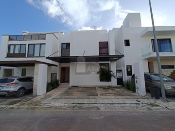 Casa en Renta 4 recs, 4 baños y cuarto servicio en Residencial AQUA, Cancun Quintana Roo, SMZ-330
