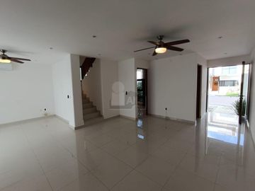 Casa en Renta 4 recs, 4 baños y cuarto servicio en Residencial AQUA, Cancun Quintana Roo, SMZ-330