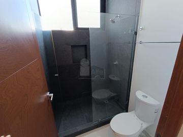 Casa en Renta 4 recs, 4 baños y cuarto servicio en Residencial AQUA, Cancun Quintana Roo, SMZ-330