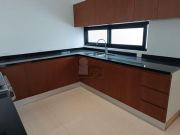 Casa en Renta 4 recs, 4 baños y cuarto servicio en Residencial AQUA, Cancun Quintana Roo, SMZ-330