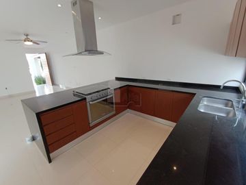 Casa en Renta 4 recs, 4 baños y cuarto servicio en Residencial AQUA, Cancun Quintana Roo, SMZ-330
