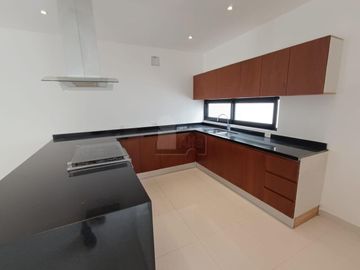 Casa en Renta 4 recs, 4 baños y cuarto servicio en Residencial AQUA, Cancun Quintana Roo, SMZ-330