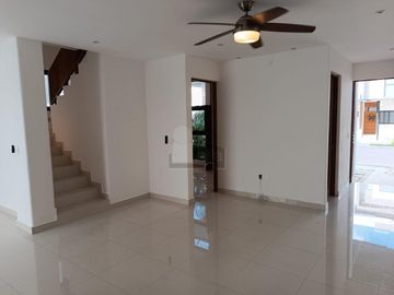 Casa en Renta 4 recs, 4 baños y cuarto servicio en Residencial AQUA, Cancun Quintana Roo, SMZ-330