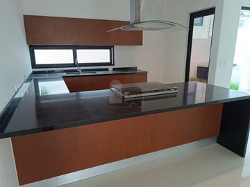 Casa en Renta 4 recs, 4 baños y cuarto servicio en Residencial AQUA, Cancun Quintana Roo, SMZ-330