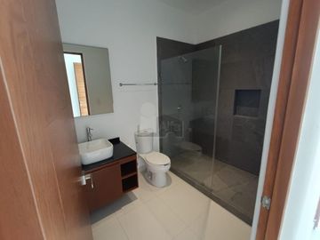 Casa en Renta 4 recs, 4 baños y cuarto servicio en Residencial AQUA, Cancun Quintana Roo, SMZ-330