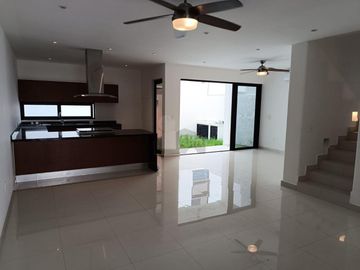 Casa en Renta 4 recs, 4 baños y cuarto servicio en Residencial AQUA, Cancun Quintana Roo, SMZ-330