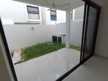 Casa en Renta 4 recs, 4 baños y cuarto servicio en Residencial AQUA, Cancun Quintana Roo, SMZ-330