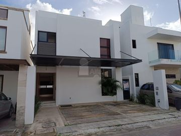 Casa en Renta 4 recs, 4 baños y cuarto servicio en Residencial AQUA, Cancun Quintana Roo, SMZ-330