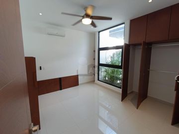Casa en Renta 4 recs, 4 baños y cuarto servicio en Residencial AQUA, Cancun Quintana Roo, SMZ-330