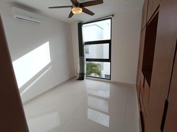 Casa en Renta 4 recs, 4 baños y cuarto servicio en Residencial AQUA, Cancun Quintana Roo, SMZ-330