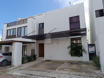 Casa en Renta 4 recs, 4 baños y cuarto servicio en Residencial AQUA, Cancun Quintana Roo, SMZ-330