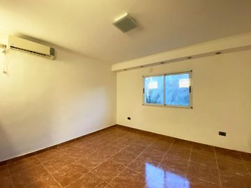 Casa en Venta de Tres Dormitorios en Puerto Roldan
