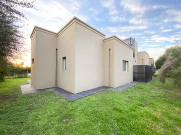 Casa en Venta de Tres Dormitorios en Puerto Roldan