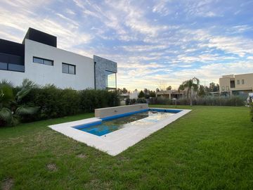 Casa en Venta de Tres Dormitorios en Puerto Roldan
