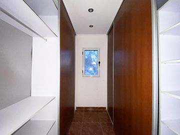 Casa en Venta de Tres Dormitorios en Puerto Roldan