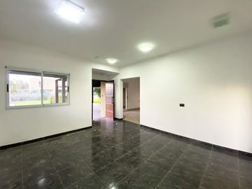 Casa en Venta de Tres Dormitorios en Puerto Roldan