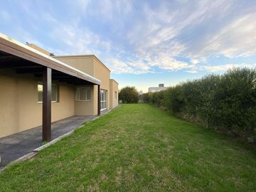 Casa en Venta de Tres Dormitorios en Puerto Roldan