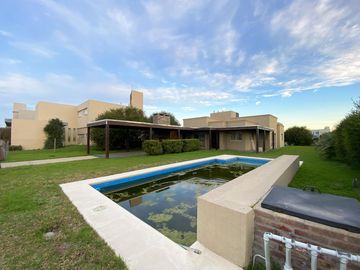 Casa en Venta de Tres Dormitorios en Puerto Roldan