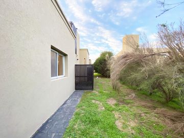 Casa en Venta de Tres Dormitorios en Puerto Roldan