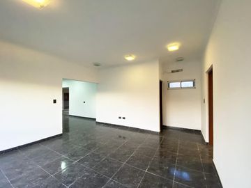 Casa en Venta de Tres Dormitorios en Puerto Roldan