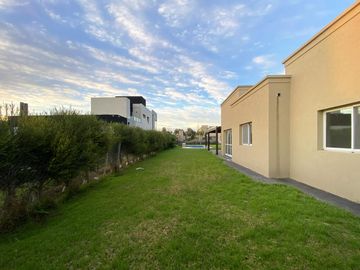 Casa en Venta de Tres Dormitorios en Puerto Roldan
