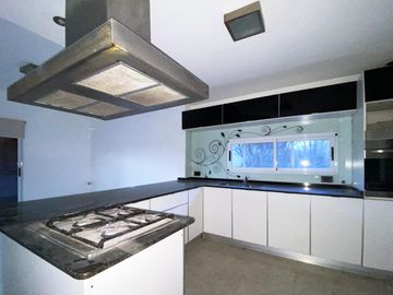Casa en Venta de Tres Dormitorios en Puerto Roldan