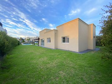 Casa en Venta de Tres Dormitorios en Puerto Roldan