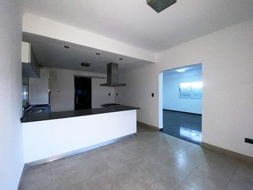 Casa en Venta de Tres Dormitorios en Puerto Roldan