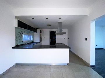 Casa en Venta de Tres Dormitorios en Puerto Roldan