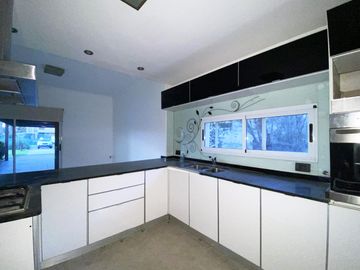 Casa en Venta de Tres Dormitorios en Puerto Roldan