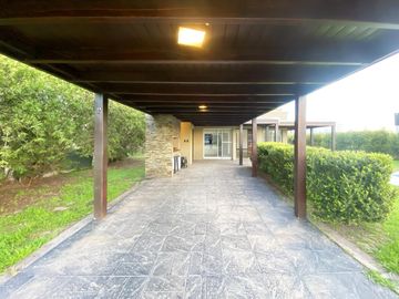 Casa en Venta de Tres Dormitorios en Puerto Roldan