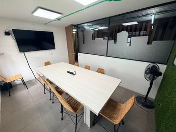 Renta oficina prol. Uxmal con mobiliario y con áreas comunes