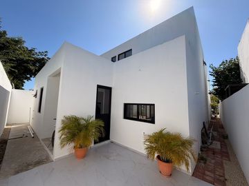 CASA EN VENTA MERIDA, CHOLUL, PRIVADA KINISH, ENTREGA INMEDIATA.