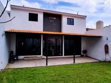 BUGAMBILIAS CASA AMPLIA EN COTO