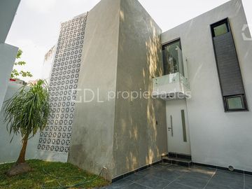 EL MANANTIAL CASA RECIÉN REMODELADA EN VENTA