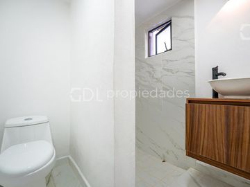EL MANANTIAL CASA RECIÉN REMODELADA EN VENTA